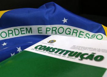 A Constituição e a bandeira brasileira. Divulgação CNJ.