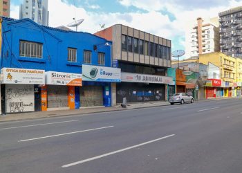 Comércio de rua fechado em Curitiba, devido à pandemia de coronavírus. Foto de Gilson Abreu/AEN