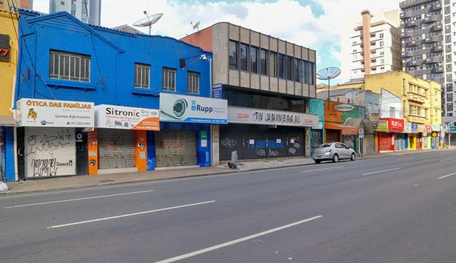 Comércio de rua fechado em Curitiba, devido à pandemia de coronavírus. Foto de Gilson Abreu/AEN