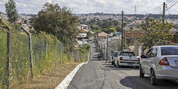 Programa Asfalto no Saibro transforma rua no Xaxim.
Curitiba, 26/04/2021.
Foto: Hully Paiva/SMCS