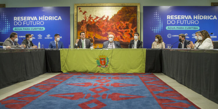 Prefeito Rafael Greca assina com o governador Carlos Massa Ratinho Junior, termo de cooperção técnica entre Prefeitura e Governo do Estado para implantação do programa Reserva Hídrica do Futuro. Curitiba, 15/09/2021. Foto: Pedro Ribas/SMCS