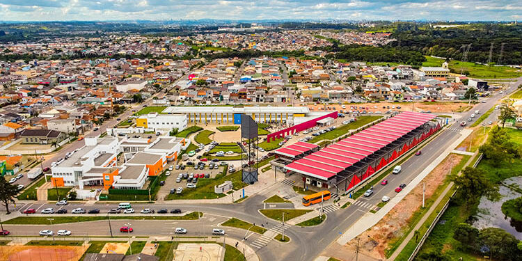 Vista aérea do Bairro Tatuquara. Na imagem Terminal de ônibus e Regional do bairro - Curitiba, 21/10/2021. - Foto: Daniel Castellano / SMCS