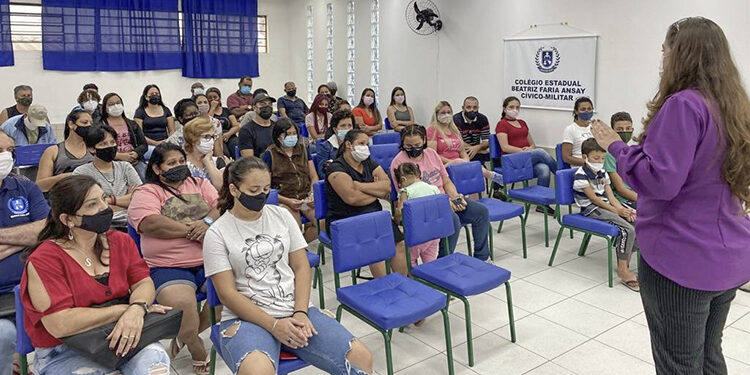 Reunião realizada em 15 de fevereiro com os pais dos alunos para 
apresentação do projeto, nas dependências do Colégio - Foto: Divulgação