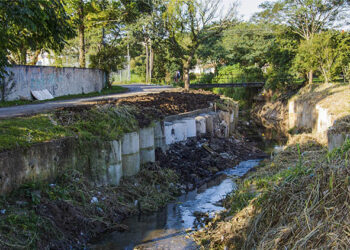 Serviço de contenção de margem no Arroio Cercado, no Pinheirinho. Curitiba, 25/05/2022.
Foto: Levy Ferreira/SMCS