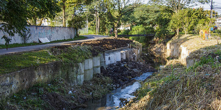 Serviço de contenção de margem no Arroio Cercado, no Pinheirinho. Curitiba, 25/05/2022.
Foto: Levy Ferreira/SMCS