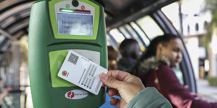 Saiba as linhas de ônibus que passam a aceitar pagamento exclusivo com cartão. Curitiba, 24/05/2022. Foto: Hully Paiva/SMCS