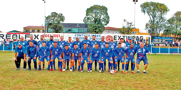 Equipe que venceu o time do Vila Hauer, no último dia 25/06, no Manecão. Juliano, Ricardo, Rafael Nascimento, Jhonny, Kaue, Jackson, Zé Ricardo, Matheus, Juninho, Alex, Macaxeira, Alex Cordeiro. Agachados: Rogério, Wagner, Leonardo, Rick, Dedé, Douglas, Herick, Alex 21, Rafael, Márcio, Edelano e Waltão.