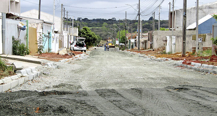 Ruas no Tatuquara - Rua Olivardo Konoroski Bueno, s/n e as obras de asfalto no saibro na região do Rio Bonito.Na imagem, Rua Minero Bittencourt.
 Curitiba, 22/08/2022. Foto: Lucilia Guimarães/SMCS