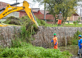 No Jardim Esmeralda as equipes trabalham na conservação da bacia de detenção construída em há dois anos para fazer o controle da vazão das águas que fluem em direção ao Ribeirão dos Padilhas..
Curitiba, 02/09/2022.
Foto: Levy Ferreira/SMCS