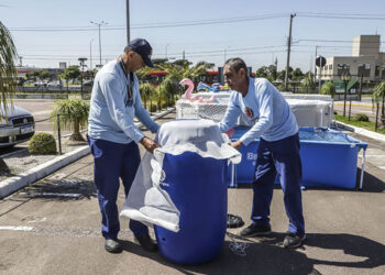 Orientações de como armazenar água para reuso de forma correta, para evitar criadouros de Aedes aegypti, transmissor de doenças como a dengue, zyka e chikungunya. Curitiba, 10/11/2022. Foto: Hully Paiva/SMCS