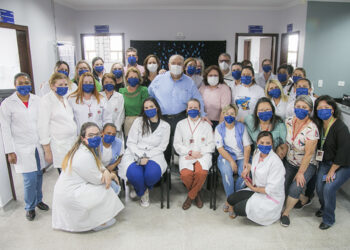 Prefeito Rafael Greca com a secretária da Saúde, Beatriz Battistella, e a deputada eleita Marcia Huçulak, entrega a revitalização da Unidade de Saúde Moradias Santa Rita, no Tatuquara. Curitiba, 21/11/2022. Foto: Pedro Ribas/SMCS