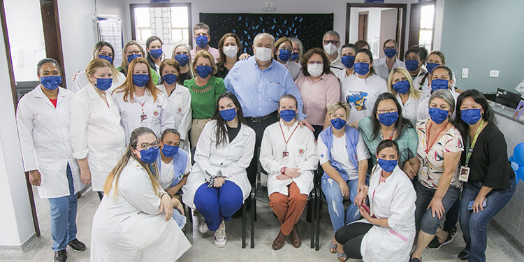 Prefeito Rafael Greca com a secretária da Saúde, Beatriz Battistella, e a deputada eleita Marcia Huçulak, entrega a revitalização da Unidade de Saúde Moradias Santa Rita, no Tatuquara. Curitiba, 21/11/2022. Foto: Pedro Ribas/SMCS