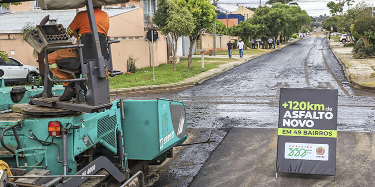 Anúncio da execução de 120 kilômetros de asfalto novo, a começar pela Rua Sebastião Alves Ferreira, no Bairro Alto.
Curitiba, 28/03/2023.
Foto: José Fernando Ogura/SMCS.