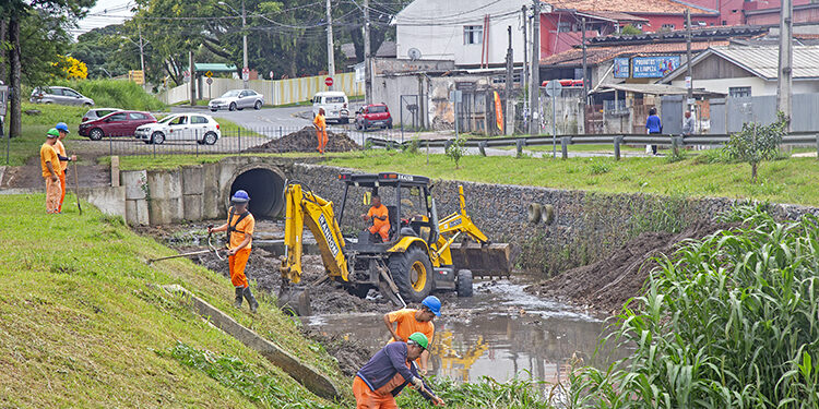 Limpesa e desassoreamento no córrego Jardim Esmeralda no Xaxim. Curitiba,01/03/2023. Foto: Ricardo Marajó/SMCS