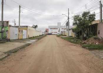 Obra da Prefeitura de Curitiba leva asfalto novo para Rua Francisco Strobach Filho no bairro Tatuquara. Curitiba, 17/04/2023. Foto: Hully Paiva/SMCS