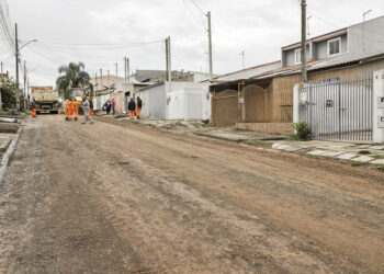 Obra da Prefeitura de Curitiba leva asfalto novo para Rua Zilá Oliveria no Campo de Santana. Curitiba, 17/04/2023. Foto: Hully Paiva/SMCS