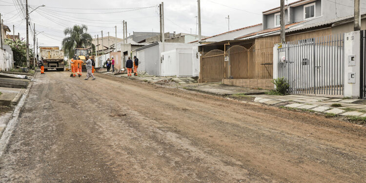 Obra da Prefeitura de Curitiba leva asfalto novo para Rua Zilá Oliveria no Campo de Santana. Curitiba, 17/04/2023. Foto: Hully Paiva/SMCS