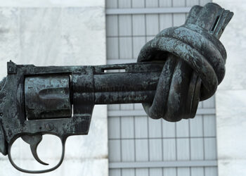 A escultura "knotted gun", ou arma com nó, em tradução livre, exposta na sede da #ONU, em NY, é o símbolo universal da não violência.