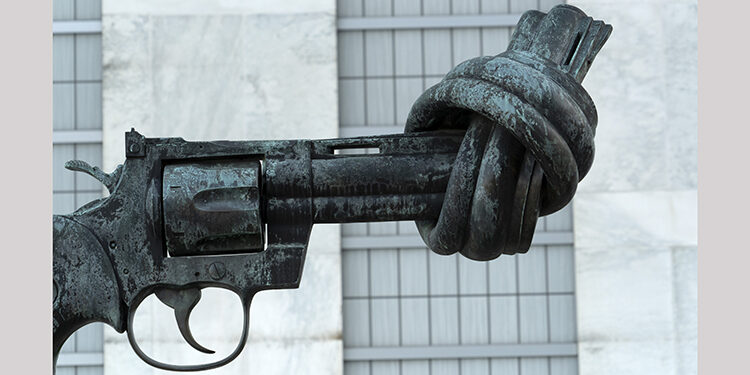 A escultura "knotted gun", ou arma com nó, em tradução livre, exposta na sede da #ONU, em NY, é o símbolo universal da não violência.