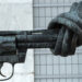 A escultura "knotted gun", ou arma com nó, em tradução livre, exposta na sede da #ONU, em NY, é o símbolo universal da não violência.