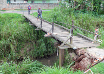 Ponte sobre o Arroio Pinheirinho, que liga ambos
os lados da rua Guarda Marinha Greenhalgn. 
Está em situação precária, só os mais
corajosos encaram a passagem.