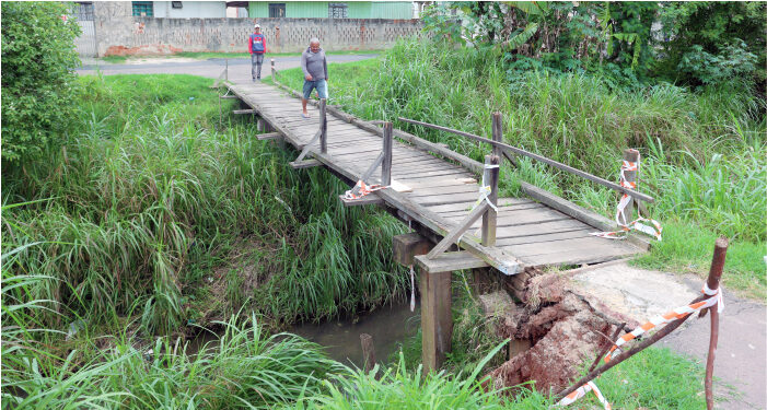 Ponte sobre o Arroio Pinheirinho, que liga ambos
os lados da rua Guarda Marinha Greenhalgn. 
Está em situação precária, só os mais
corajosos encaram a passagem.