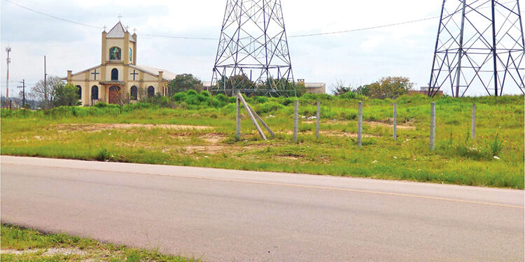 A rua Jovenilson Américo de Oliveira, se for prolongada, continuará 
seguindo ao lado das linhas de energia, e se ligará neste trecho com a 
rua Presidente João Goulart, no Tatuquara, próximo à Paróquia Sagrado 
Coração de Jesus e a rua Odir Gomes da Rocha.