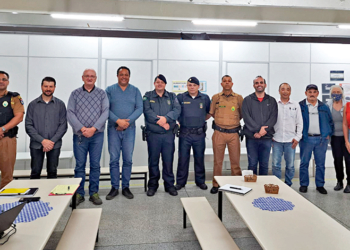 Reunião do Conseg Xaxim debate segurança no trânsito em frente à escola