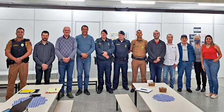 Reunião do Conseg Xaxim debate segurança no trânsito em frente à escola