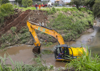 A Prefeitura de Curitiba iniciou a reconstrução da passarela de madeira localizada no bairro Xaxim. Curitiba, 05/02/2025. Foto: Hully Paiva/SECOM