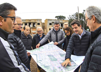Prefeito Eduardo Pimentel acompanhado do secretário de Obras, Luiz Fernando de Souza Jamur e do presidente da Cohab, André Baú, vistoria obras no Bairro Novo da Caximba. Curitiba, 27/06/2025. Foto: José Fernando Ogura/SECOM