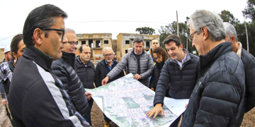 Prefeito Eduardo Pimentel acompanhado do secretário de Obras, Luiz Fernando de Souza Jamur e do presidente da Cohab, André Baú, vistoria obras no Bairro Novo da Caximba. Curitiba, 27/06/2025. Foto: José Fernando Ogura/SECOM