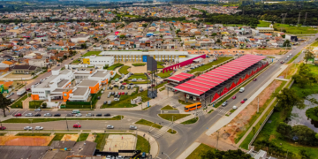 Vista aérea do Bairro Tatuquara. Na imagem Terminal de ônibus e Regional do bairro - Curitiba, 21/10/2021. - Foto: Daniel Castellano / SMCS