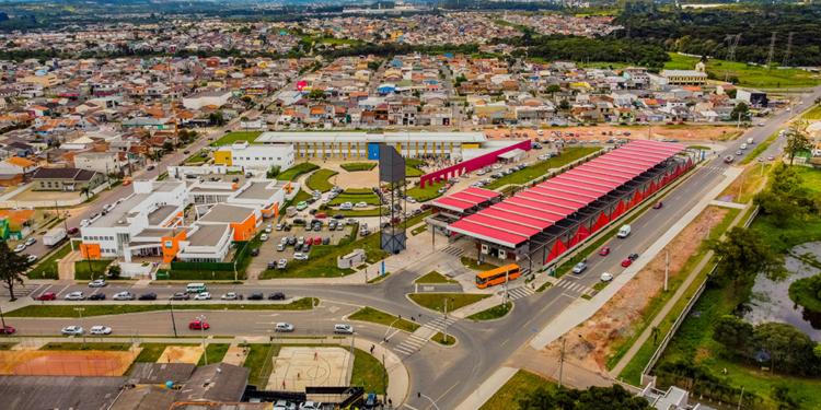 Vista aérea do Bairro Tatuquara. Na imagem Terminal de ônibus e Regional do bairro - Curitiba, 21/10/2021. - Foto: Daniel Castellano / SMCS