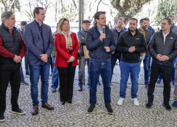 Prefeito Eduardo Pimentel com o vice-prefeito Paulo Martins, o presidente da Urbs,  Ogeny Pedro Maia Neto, e vereadores, lança o terminal de integração temporal Praça Rui Barbosa. Curitiba, 14/08/2025. Foto: Pedro Ribas/SECOM