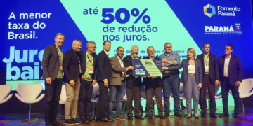 Vice-prefeito e secretário municipal de Desenvolvimento Econômico e Inovação, Paulo Martins, assinou acordo entre Prefeitura de Curitiba, Fomento Paraná e Governo do Estado, que vai dar acesso a crédito barato para empreendedores 
Foto: Gilson Abreu