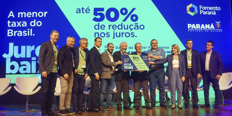 Vice-prefeito e secretário municipal de Desenvolvimento Econômico e Inovação, Paulo Martins, assinou acordo entre Prefeitura de Curitiba, Fomento Paraná e Governo do Estado, que vai dar acesso a crédito barato para empreendedores 
Foto: Gilson Abreu