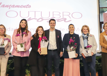 O prefeito Eduardo Pimentel, ao lado da primeira-dama do município, Paula Mocellin, e da primeira-dama do Estado, Luciana Saito Massa, realizou o lançamento oficial da campanha Outubro Rosa. Foto: Hully Paiva/SECOM