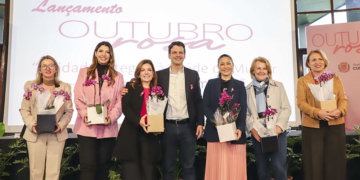 O prefeito Eduardo Pimentel, ao lado da primeira-dama do município, Paula Mocellin, e da primeira-dama do Estado, Luciana Saito Massa, realizou o lançamento oficial da campanha Outubro Rosa. Foto: Hully Paiva/SECOM