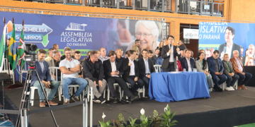 Assembleia nos Bairros Pinheirinho: Prefeito e deputados anunciam serviços e investimento de R$ 5 milhões.