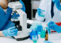 Profissional biomédico analisando amostras em laboratório de análises clínicas.