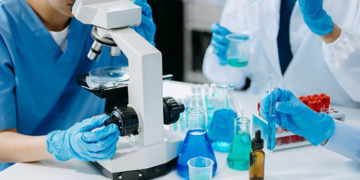 Profissional biomédico analisando amostras em laboratório de análises clínicas.