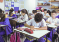 Crianças em idade de Pré-Escola e 1º ano estudando em sala de aula da rede municipal de Curitiba.