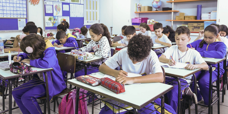 Crianças em idade de Pré-Escola e 1º ano estudando em sala de aula da rede municipal de Curitiba.