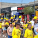 Grupo de moradores do Tatuquara em Curitiba usando camisetas amarelas em caminhada de conscientização do Setembro Amarelo.