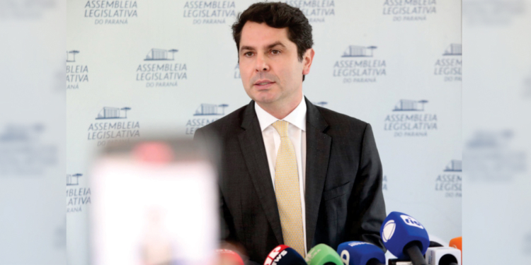 Motorista paranaense usando o Programa Regulariza Paraná para conseguir 90% de desconto no IPVA atrasado.