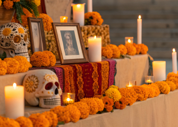 Altar colorido do Dia de los Muertos no México com flores cempasúchil e velas.