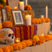 Altar colorido do Dia de los Muertos no México com flores cempasúchil e velas.