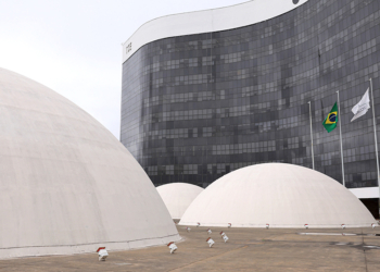 Fachada do Tribunal Superior Eleitoral (TSE) em Brasília, com suas cúpulas brancas e o edifício ao fundo, ilustrando o tema das eleições de 2026.