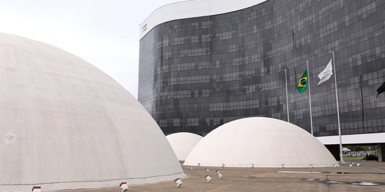 Fachada do Tribunal Superior Eleitoral (TSE) em Brasília, com suas cúpulas brancas e o edifício ao fundo, ilustrando o tema das eleições de 2026.